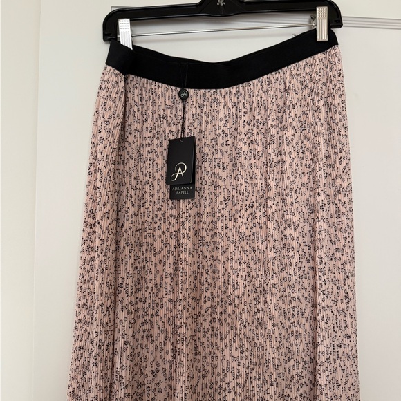Elegant Pink Patterned Skirt - Picture 3 of 5